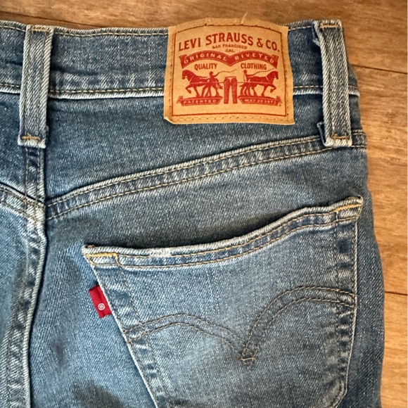 Levi’s Women’s Wedgie Straight Jean in Medium Indigo - Picture 7 of 10